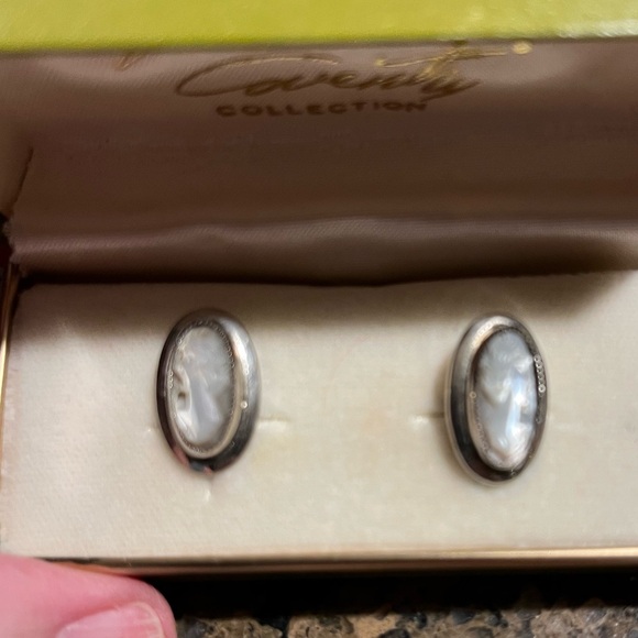 Vintage Lady Coventry Cameo Clip On Earrings - Picture 5 of 11